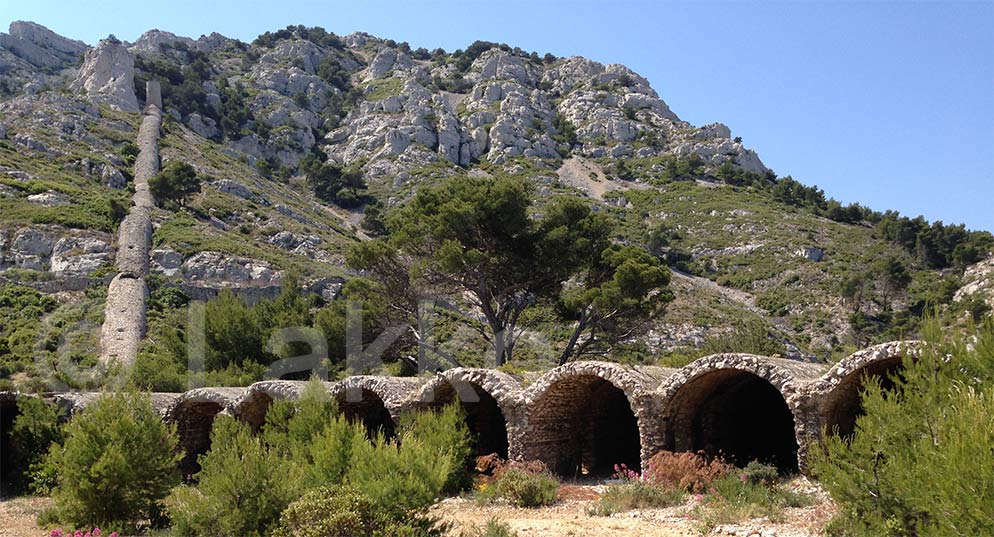 chemine rampante en pierre des calanques