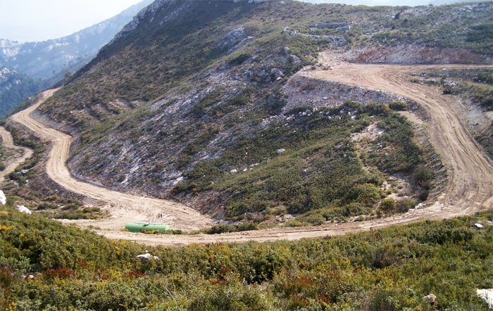 large route de terre, plaie bante dans le massif des calanques